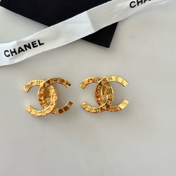 CC LARGE PARIS BUTTON CLIP EARRINGS - Picture 4 of 7